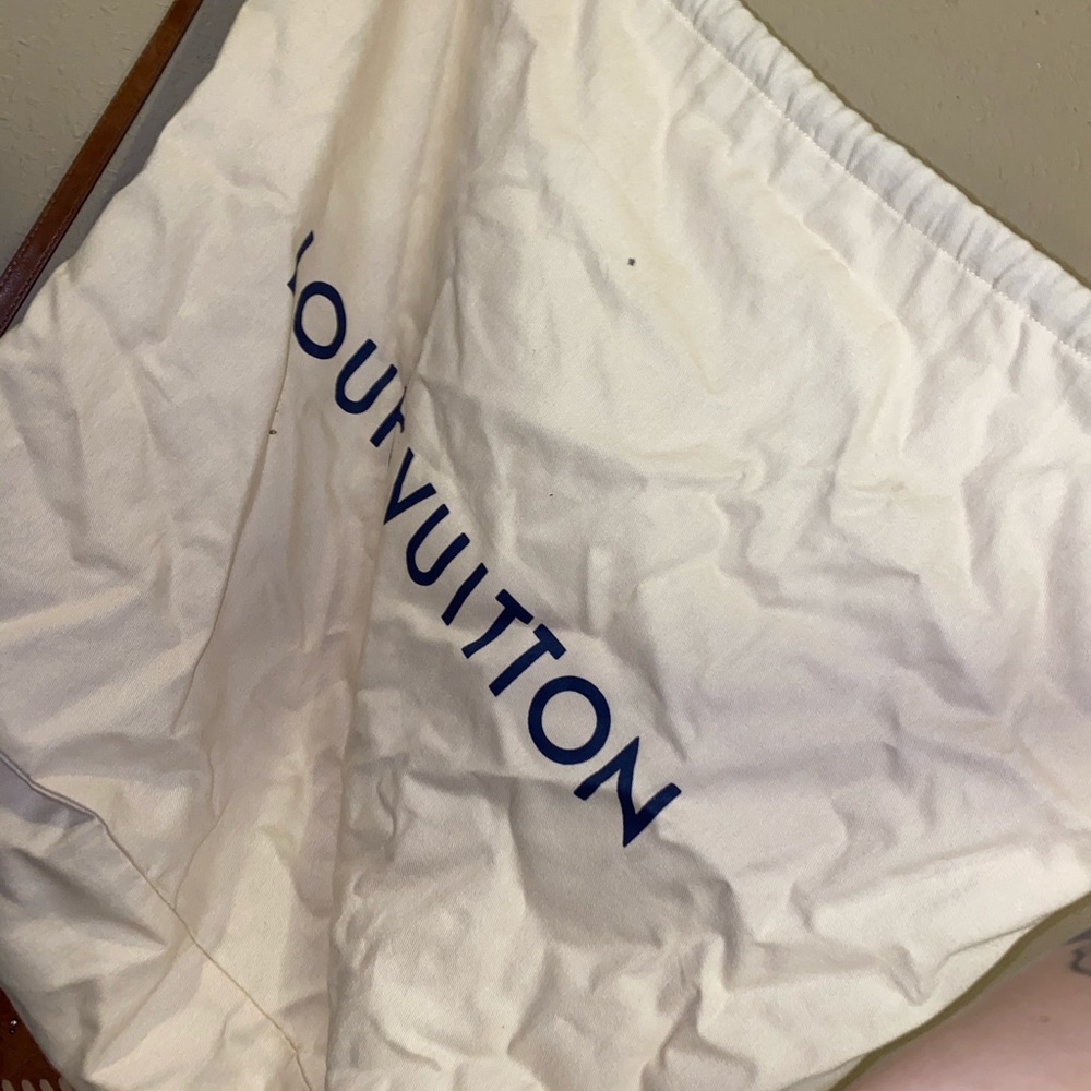 Louis Vuitton - Picture 3 of 3
